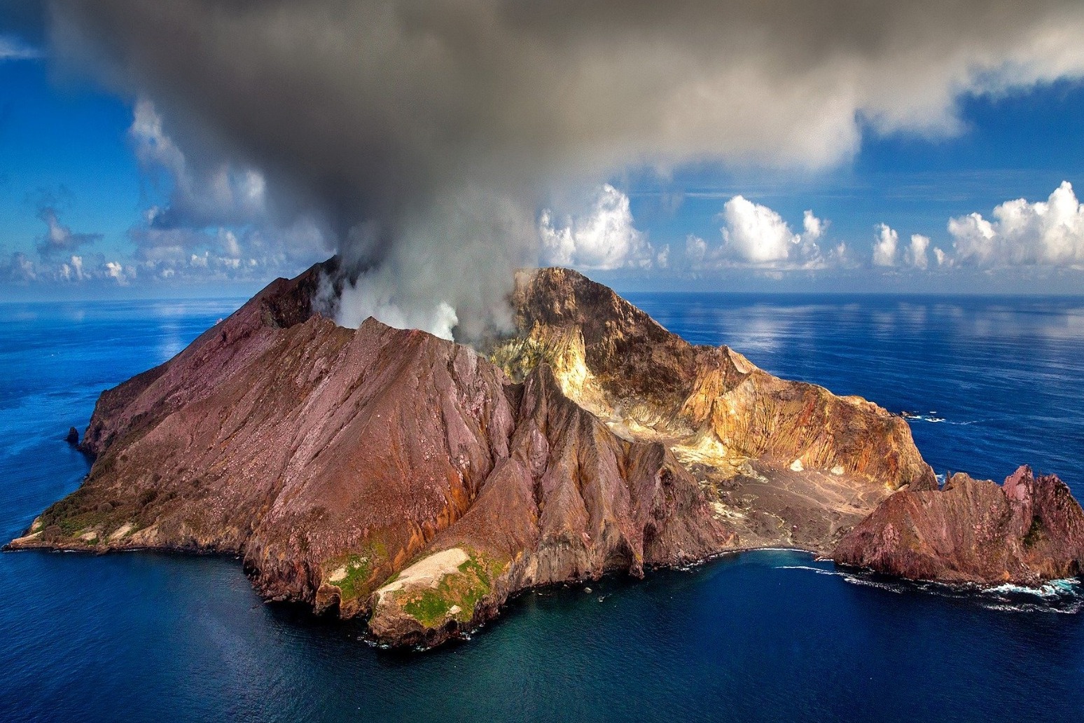 ONE KILLED AFTER NEW ZEALAND VOLCANO ERUPTS ON ISLAND 